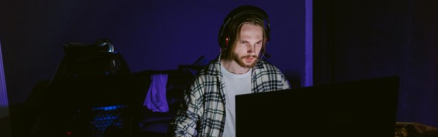 Exploring the Community Aspect of CS:GO: Friendships, Competitions, and Forums